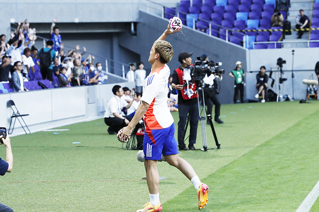 選手サイン入りボールプレゼント